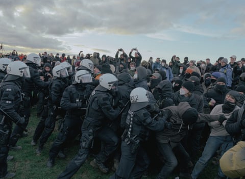 Clashes between police and activists at the entrance to Lützerath on 8 January.