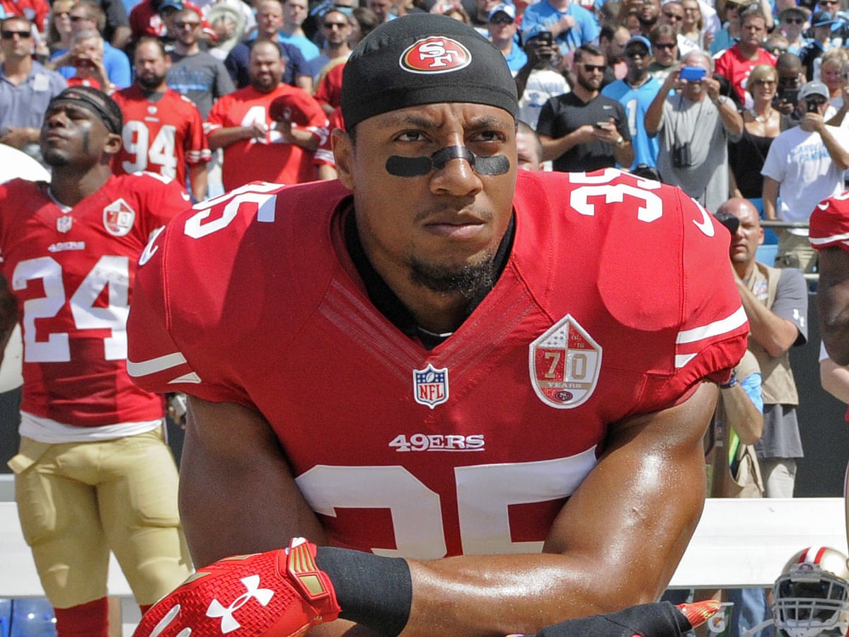Three Nfl Players Kneel For Anthem On Veteran S Day Weekend