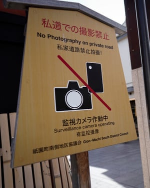 A sign warning tourists not to photograph on private streets in Gion.