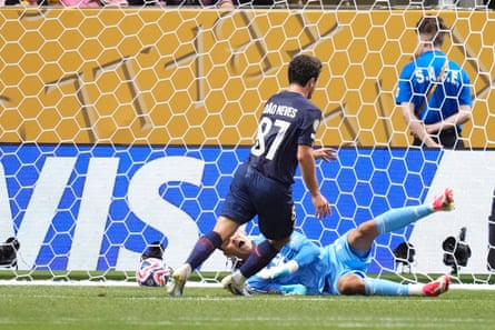 João Neves gives PSG the lead.