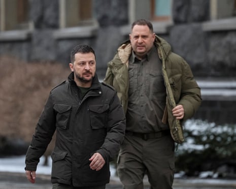 Ο πρόεδρος της Ουκρανίας Volodymyr Zelenskyy και ο αρχηγός του προσωπικού του Andriy Yermak φωτογραφήθηκαν να περπατούν το 2024 εν μέσω της επίθεσης της Ρωσίας στην Ουκρανία στο Κίεβο της Ουκρανίας.