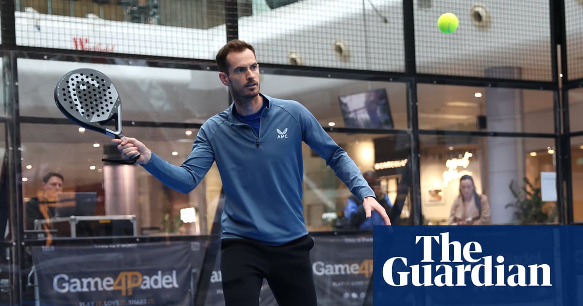 Andy Murray watching padel