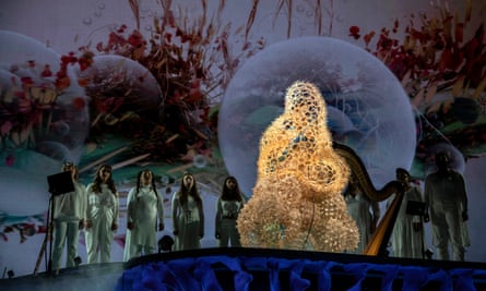 Björk se produit sur scène lors de sa tournée Cornucopia en Californie