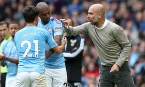 Pep Guardiola da instrucciones a Fernandinho contra Wolves el domingo