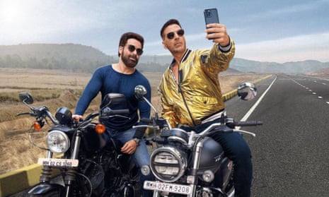 Best of fans … Stan Akshay Kumar and Emraan Hashmi in Selfiee.