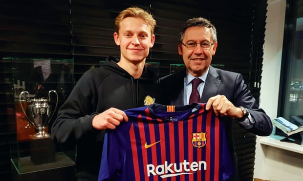 Frenkie de Jongposes with a Barcelona shirt and his new club’s president, Josep Maria Bartomeu, after ending months of transfer speculation by agreeing to join Barcelona in July.