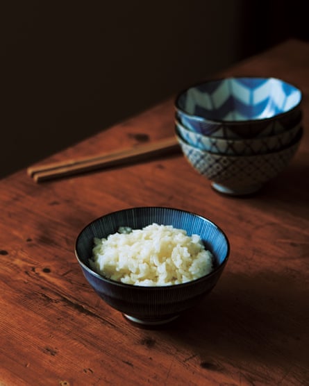 Mała miska niebieskiego ryżu na drewnianym stole