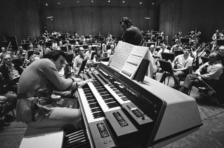 Schifrin, left, rehearses with the Los Angeles Philharmonic under Zubin Mehta’s direction in Los Angeles in 1971.