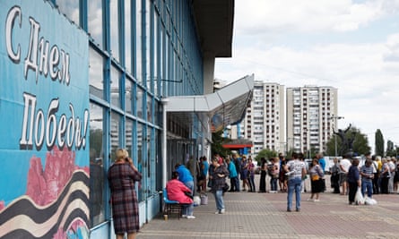 Pessoas evacuadas de Shebekino recebem ajuda humanitária em Belgorod