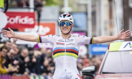 Remco Evenepoel melewati garis finis untuk mempertahankan gelarnya