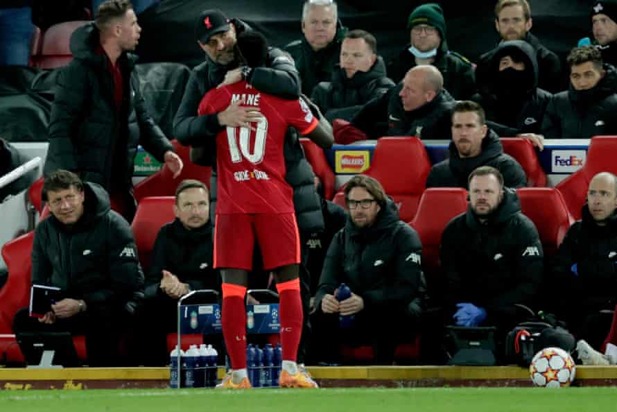 O técnico do Liverpool, Jurgen Klopp, deu um abraço em Sadio Mané quando ele foi substituído.