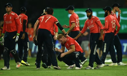 Ben Stokes é consolado pelos companheiros de equipe após a derrota da Inglaterra na final da Copa do Mundo T20 de 2016.