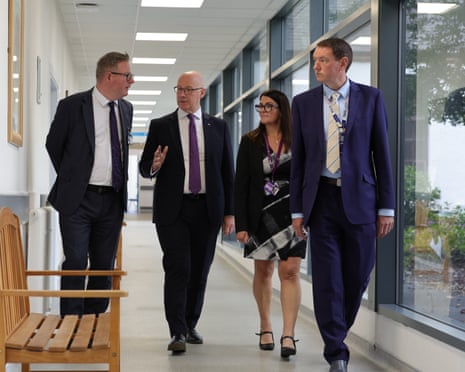 Ο πρώτος υπουργός John Swinney (2 λίτρων) κατά τη διάρκεια επίσκεψης σε υπηρεσία παρέμβασης GP στο Leven του Fife.