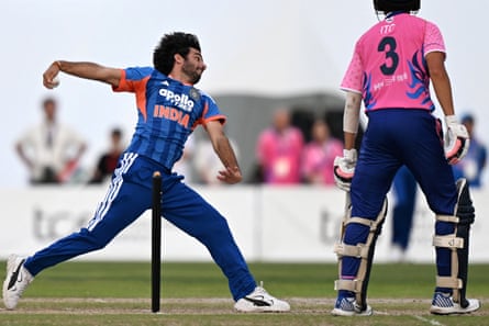 Ravi Bishnoi bowls