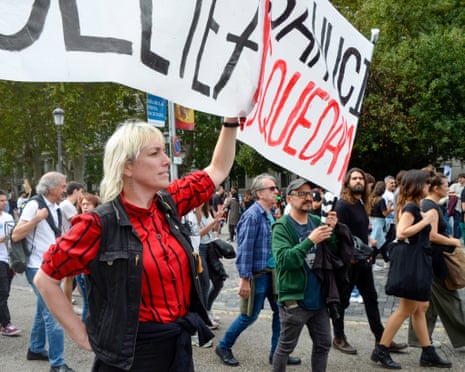 Nani, a resident of Tribulete 7, protests against the investment fund that purchased her home in Madrid in 2024.