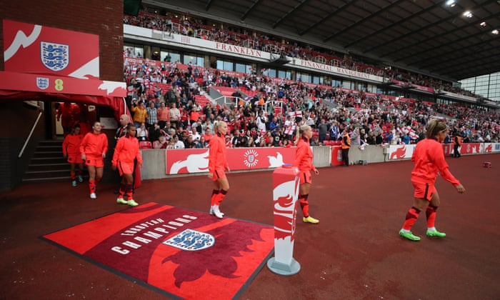 England players took the field to the cheers of the crowd.