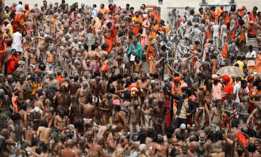 A huge gathering of sadhus close together on the river bank