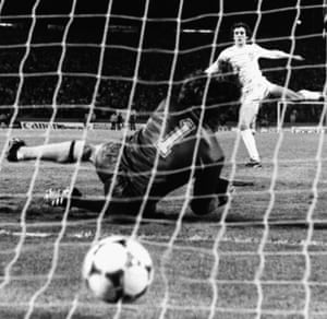 Ricardo Arias fires the ball underneath Arsenal keeper Pat Jennings.