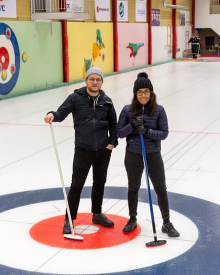 Benjamin Lindén and Liliana Celedon being introduced to curling in Skellefteå