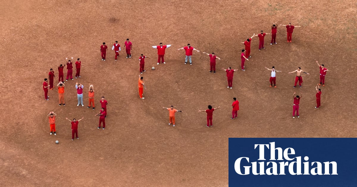 Venezuelan detainees at Texas center spell out SOS with their bodies