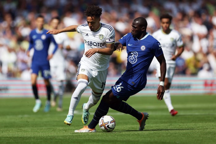 Rodrigo goes up against Kalidou Koulibaly.