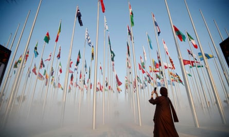 En kvinne tar et bilde på den nye Flag Plaza, på Doha Corniche, Qatar.