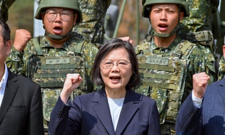 Il presidente Tsai Ing-wen durante una visita ufficiale a una base militare a Chiayi, Taiwan, la scorsa settimana.