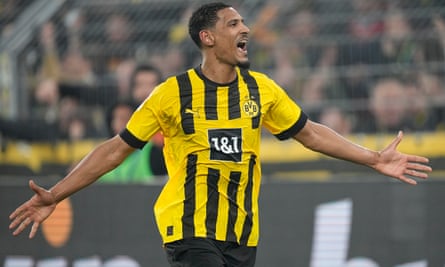 Sébastien Haller du Borussia Dortmund célèbre après avoir marqué le cinquième but de son équipe contre Cologne.