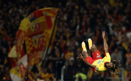 Allan Saint-Maximin does a backflip after scoring for Lens in the Coupe de France semi-final against Toulouse