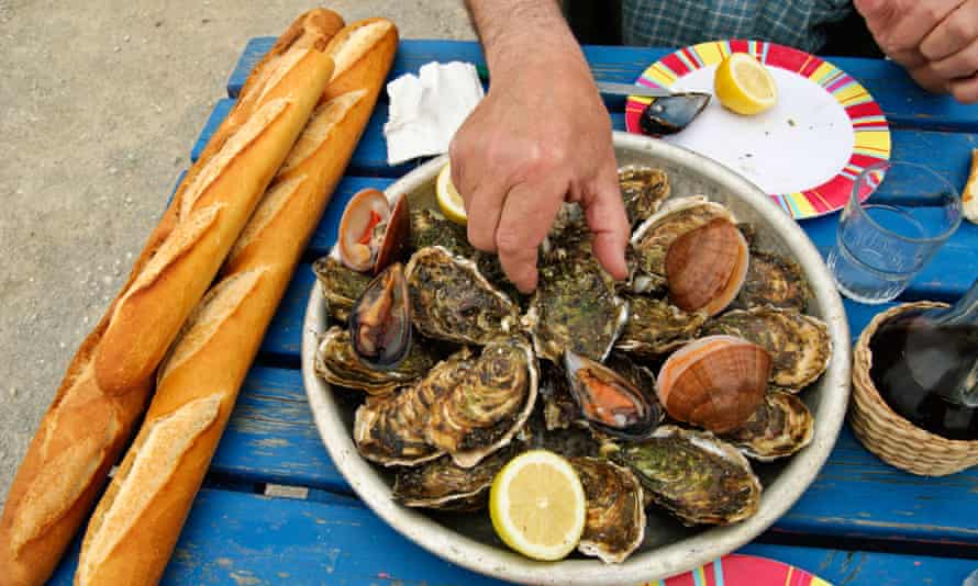 Eating oysters, France