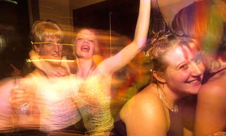 Two young girls dancing at a foam party, … – License image