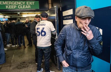 fans stitchery to portion and fume extracurricular nan barroom door.