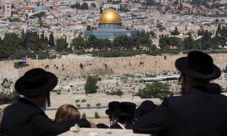 Ultra-Orthodox Jews look towards Temple Mount
