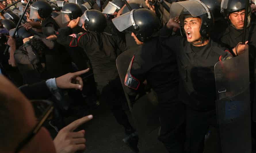 Єгипетська ОМОН протистоїть демонстрантам під час демонстрації в Каїрі 25 січня 2011 року.