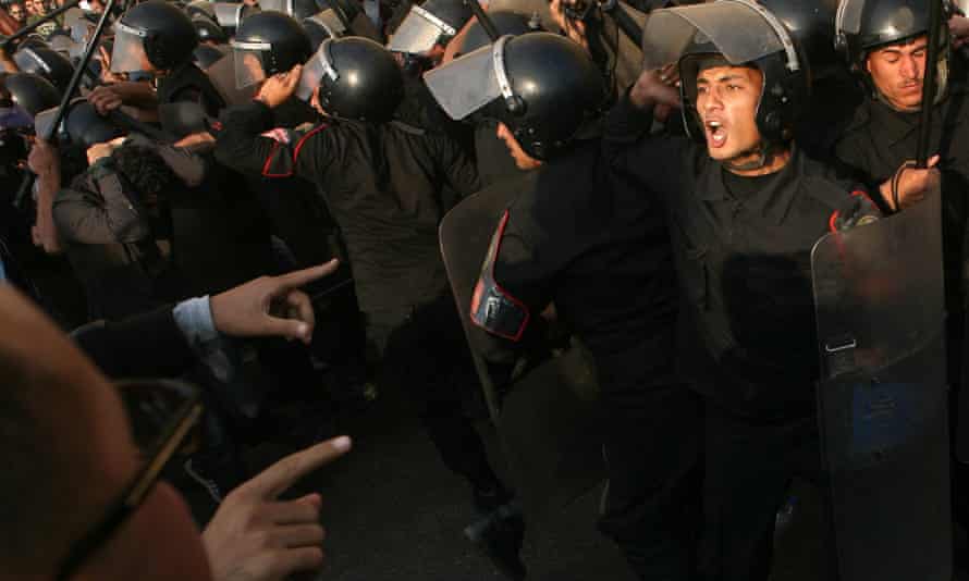 La policía antidisturbios egipcia se enfrenta a los manifestantes durante una manifestación en El Cairo el 25 de enero de 2011.