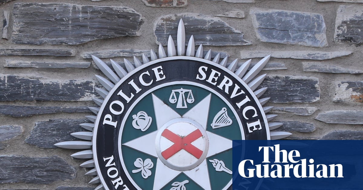 Homem, 27, preso após policial da PSNI atropelado por veículo policial roubado
