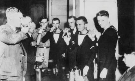 Eight of the HMAS Armidale survivors enjoy a drink in Melbourne, 1943