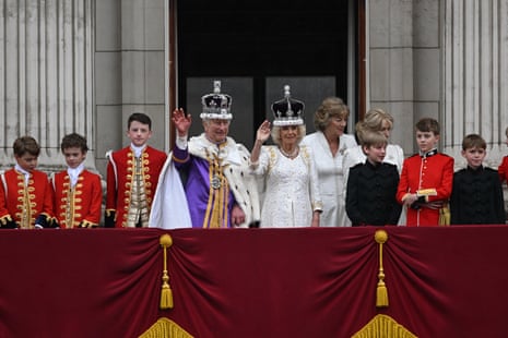 El rey Carlos III (CL) y la reina Camila (CR) de Gran Bretaña en el balcón del Palacio de Buckingham.
