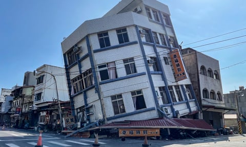 مبنى متضرر في هوالين، بعد أن ضرب زلزال كبير شرق تايوان. تابع البث المباشر للحصول على آخر الأخبار والتحديثات.