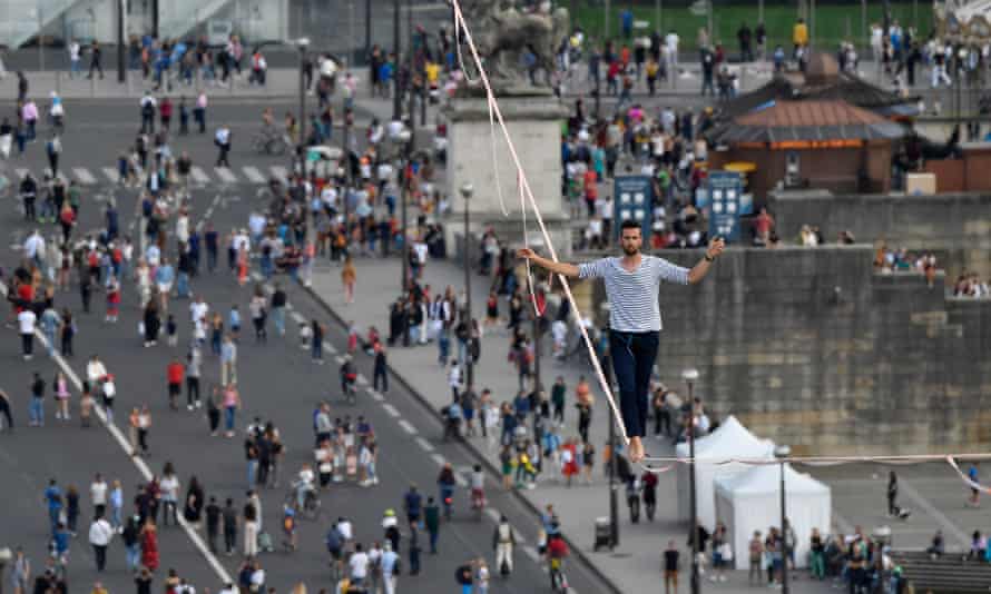 Nathan Boleyn traverse la corde raide entre la Tour Eiffel et le Teatro Chaillot à Paris, France