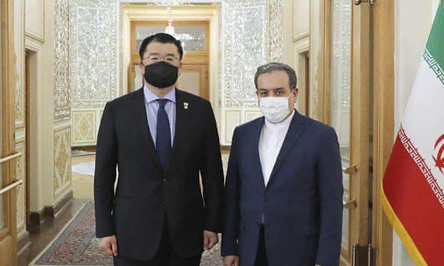 نائب وزير خارجية كوريا الجنوبية ، تشوي جونغ كون ، إلى اليسار ، يلتقي بنظيره الإيراني عباس عراقجي ، في طهران في يناير.
