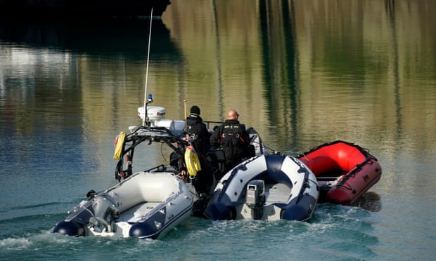 Border Force tows empty dinghies to shore