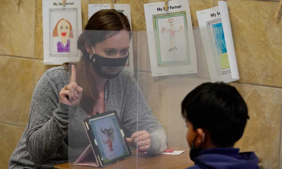 Un insegnante e uno studente dietro uno scudo all'accademia preparatoria Freedom a Provo, nello Utah.