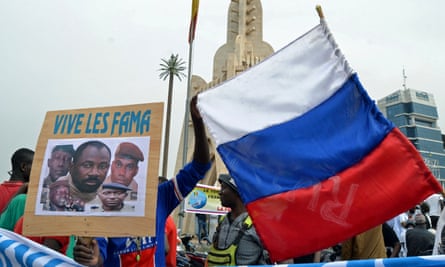 Protesters hold an image of Mali’s coup leader leader, Assimi Goïta, a Russian flag in Bamako during a pro-Fama demonstration in 2021.