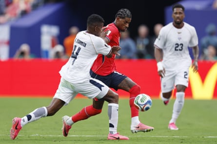 Fidel Escobar harries Marcus Rashford
