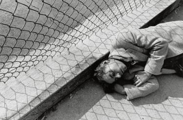 Lee Friedlander, Chicago, 1986. Chain link fences are a leitmotif in Friedlander’s career. They form screens and cast shadows, dividing space while remaining permeable, reminding us that we are looking at a two-dimensional description of a three-dimensional world.