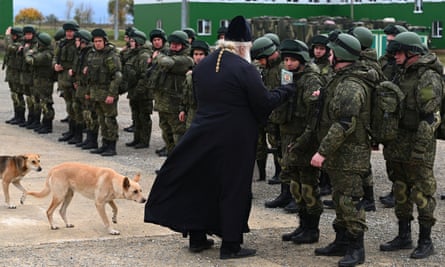 Священник в черном во главе шеренги солдат