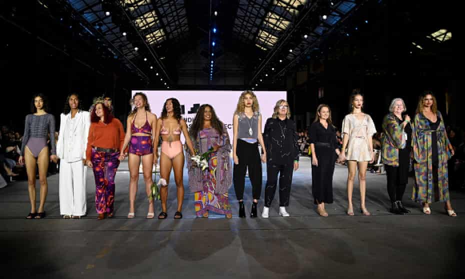 Le designer Nancy Pattison, Natalie Cunningham, Leandra Jaicamango, Denny Francisco, Julie Shaw e Amanda Healy posano con le modelle dopo aver mostrato i progetti di moda aborigena