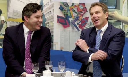 Gordon Brown et Tony Blair à l'hôpital Chelsea et Westminster de Londres, avril 2002.