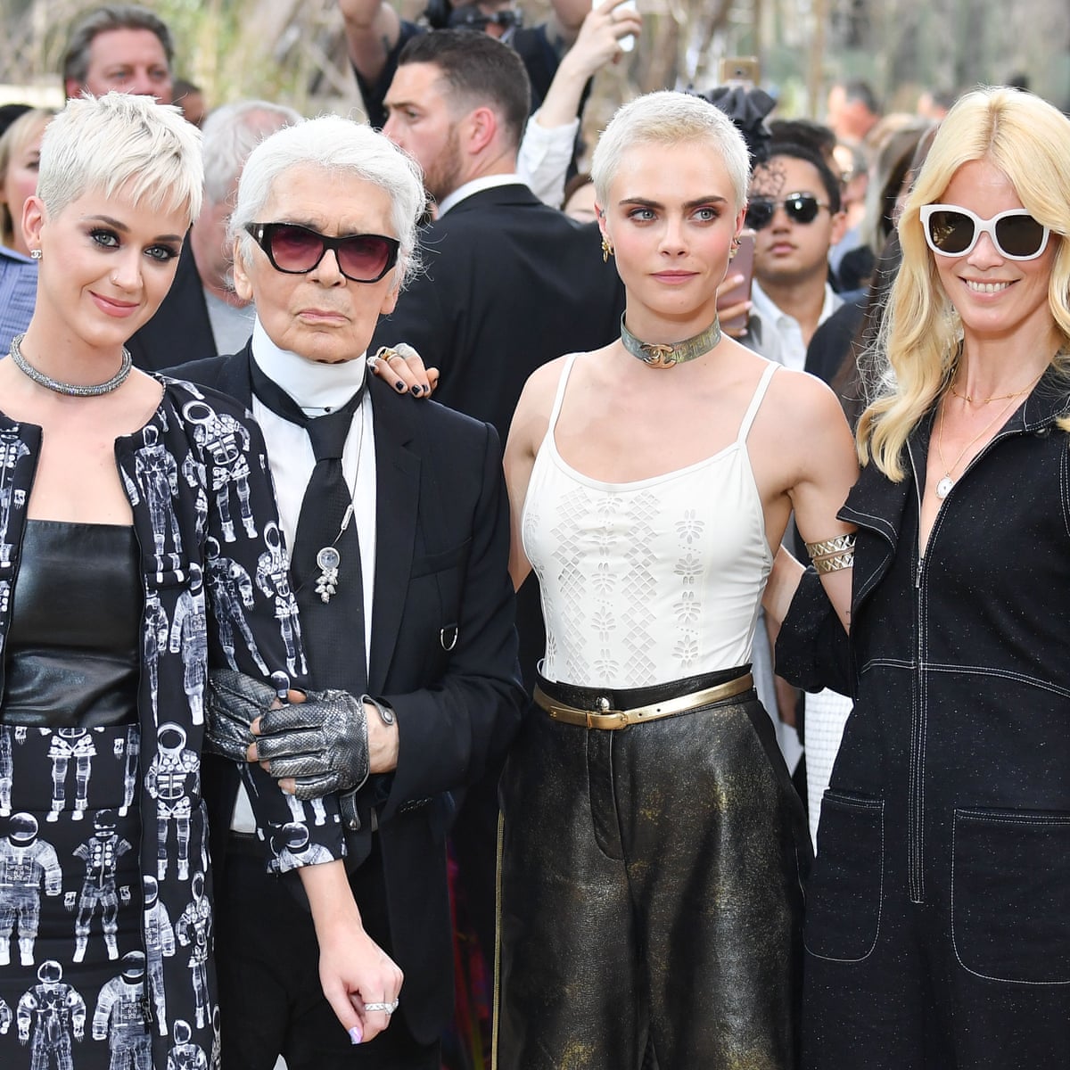 heilig Gedeeltelijk menigte Karl Lagerfeld receives Paris honour at Chanel's greatest hits show |  Chanel | The Guardian